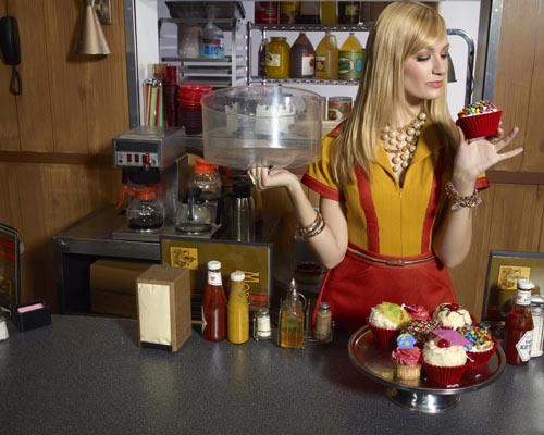 Behrs, Beth [2 Broke Girls] Photo